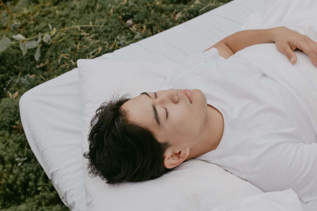 Una persona durmiendo boca arriba con una almohada especial debajo de la cabeza