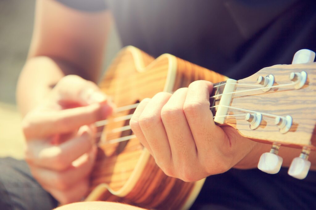 Persona Tocando El Ukelele Marrón
como hobbie