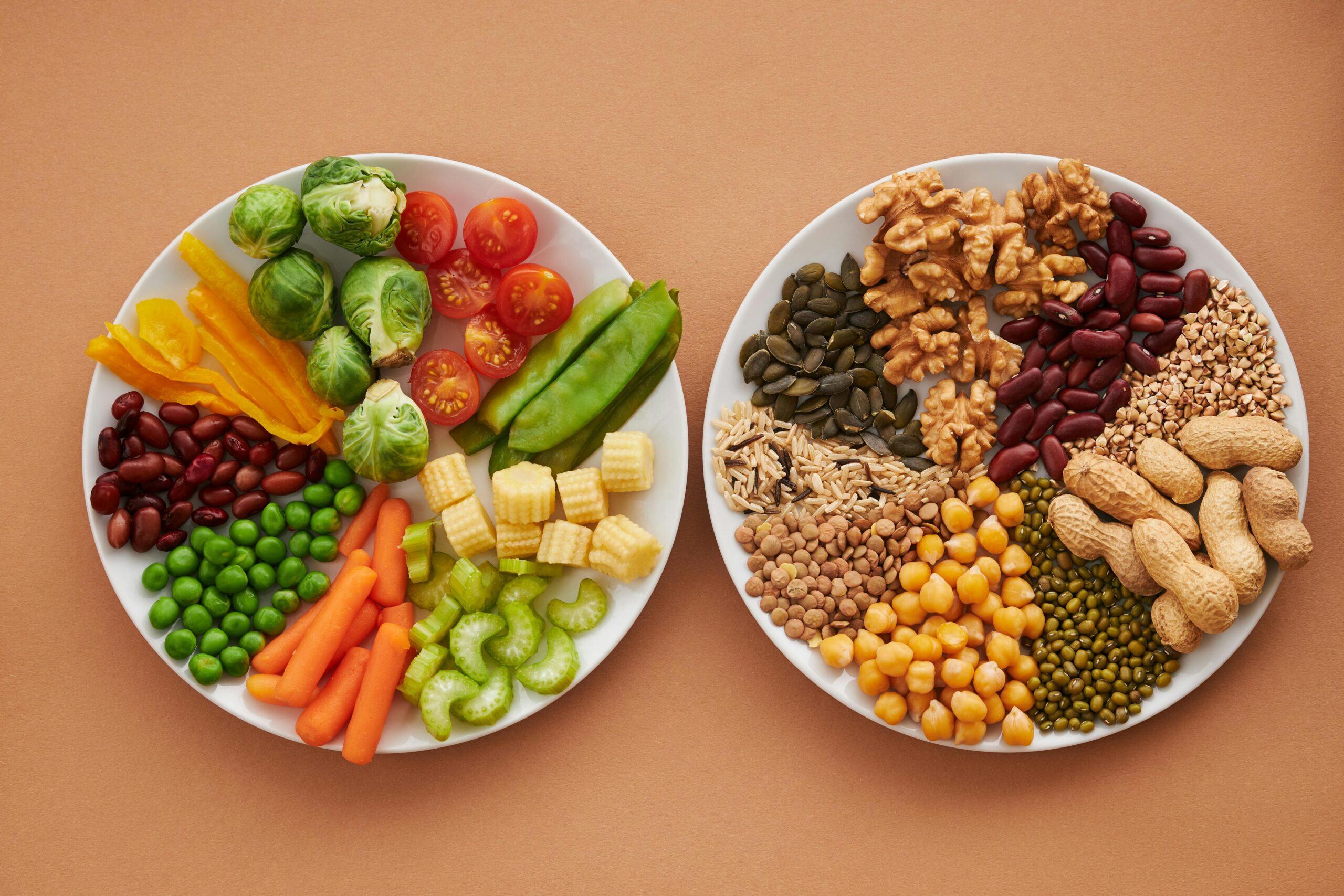 Un plato saludable sin cereales, con una variedad de verduras, proteínas magras y granos sin gluten