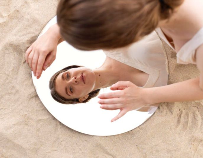 Persona mirándose a si misma